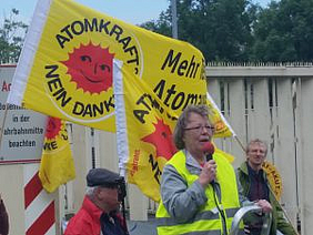 Unsere Landessprecherin Marianne Kolter auf der gestrigen Demo zur Abschaltung des AKW Brokdorf.